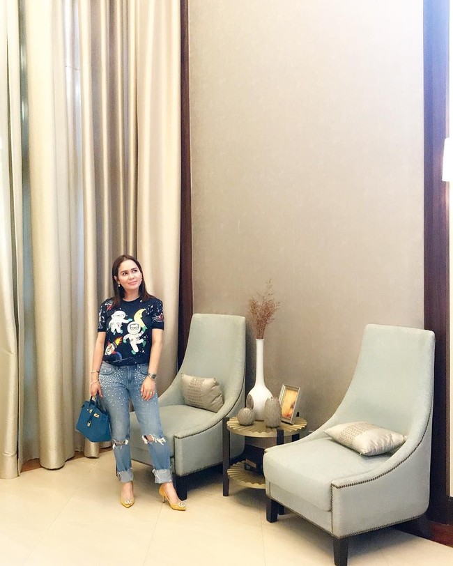 Bergaya casual dengan kaus dan jeans, Jinkee Jamora membawa tas Hermes Birkin yang warnanya senada dengan busananya. Tas Hermes Birkin 30 clemence leather R2 blue agate yang dibawanya itu harganya US$ 25.778 atau sekitar Rp 354,5 juta. Foto: Instagram JinkeePacquiao