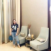 Bergaya casual dengan kaus dan jeans, Jinkee Jamora membawa tas Hermes Birkin yang warnanya senada dengan busananya. Tas Hermes Birkin 30 clemence leather R2 blue agate yang dibawanya itu harganya US$ 25.778 atau sekitar Rp 354,5 juta. Foto: Instagram JinkeePacquiao