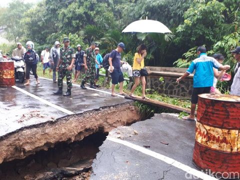 Tergerus Longsor, Jalan Utama di Pulau Karimunjawa Putus Total