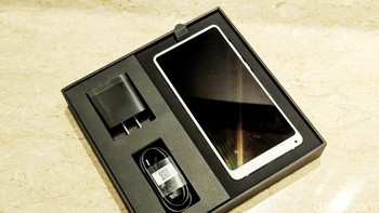 Saat dijual, Mi Mix 2S varian putih akan mendapatkan kotak dan aksesori berwarna putih. Foto: Adi Fida Rahman/detikINET