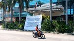 Foto: Alexis Pasang Spanduk Umumkan Tutup dan Minta Maaf