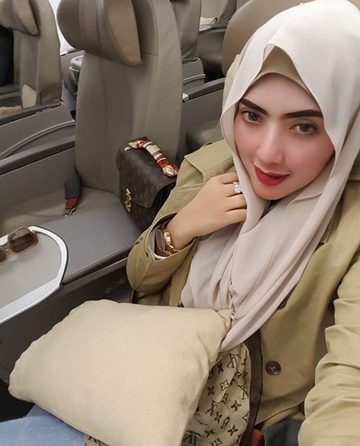 Pesona Yulia Mochamad, Perempuan yang Diduga Istri Ketiga Opick - Foto 7