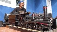 Pembuatan miniatur lokomotif kereta uap ini bermula dari iseng belaka. Kala itu Abah Andi berhenti sebagai pekerja proyek di kawasan Bogor. Pascaberhenti bekerja dia tidak ingin hari-harinya diisi dengan kegiatan tidak berguna. (Foto: Mochamad Solehudin/detikcom)