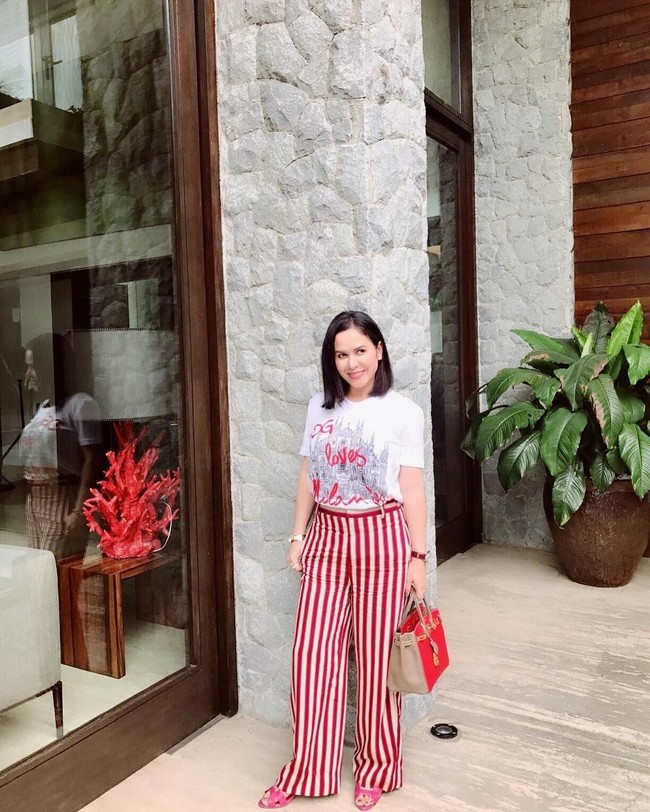 Bergaya merah-putih, wanita yang pertamakalinya bertemu dengan Manny Pacquiao di mall saat dirinya bekerja sebagai konsultan kecantikan itu terlihat membawa tas Hermes Epsom Birkin bi-color seharga US$ 31.000 atau sekitar Rp 426 juta. Foto: Instagram JinkeePacquiao