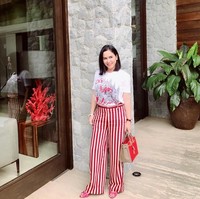 Bergaya merah-putih, wanita yang pertamakalinya bertemu dengan Manny Pacquiao di mall saat dirinya bekerja sebagai konsultan kecantikan itu terlihat membawa tas Hermes Epsom Birkin bi-color seharga US$ 31.000 atau sekitar Rp 426 juta. Foto: Instagram JinkeePacquiao