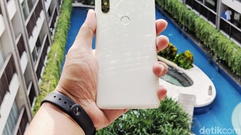 Penampakan bagian belakang Mi Mix 2S varian putih. Foto: Adi Fida Rahman/detikINET