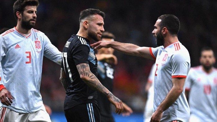 MADRID, SPAIN - MARCH 27: Daniel Carvajal of Spain and Nicolas Otamendi of Argentina clash during the International Friendly between Spain and Argentina on March 27, 2018 in Madrid, Spain.  (Photo by David Ramos/Getty Images)