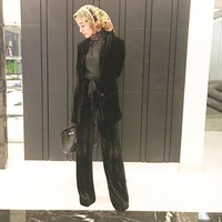 Tampil smart elegan dengan busana berbahan velvet, wanita yang dinikahi pengusaha Malaysia, Engku Emran itu tampil semakin stylish dengan membawa tas Hermes Birkin berwarna hitam seharga US$ 17.850 atau sekitar Rp 245 juta. Foto: Dok. Instagram Laudya Cynthia Bella