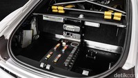 Bagian dalam mobil sudah dilengkapi dengan roll cage demi keamanan. Foto: Mercedes-Benz