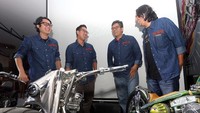 (Ki-ka) Tim Touring Suryanation Motorland 2018 Franky Mori, Suryanation Committee PT Gudang Garam Tbk Hendyanto, salah satu juri Suryanation Motorland 2018 Bimo Hendrawan, Tim Touring Suryanation Motorland 2018 Bucek Depp berbincang seusai memberikan keterangan terkait ajang Suryanation Motorland 2018 di Jakarta, Selasa (27/3) malam. Pool/Suryanation Motorland 2018.