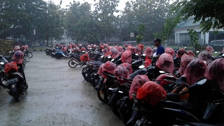 Orang Dibuat Heran Ada Juru Parkir Rela Hujan Hujanan Bungkus Helm