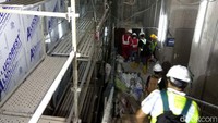 Tampak di lantai paling bawah yaitu peron stasiun yang saat ini tengah merampungkan pemasangan platform screen doors pada peron stasiun.