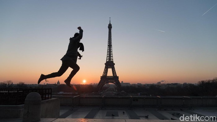 Menara Eiffel merupakan Ikon kota Paris yang mendunia. Menara Itu dibangun di area Champ de mars pada 1887. Intip proses pembangunnya yuk