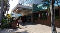 Sementara itu, Hotel Alexis masih dijaga ketat oleh security. Terlihat di depan loby hotel ada tiga security berseragam hitam yang sedang berjaga.