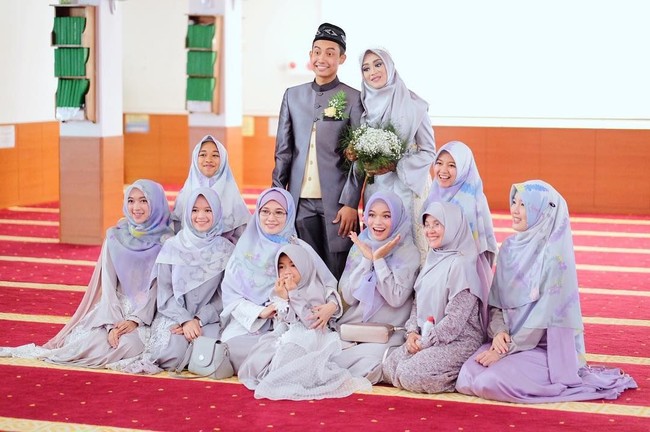 Putri Aa Gym, Ghaida Tsuraya termasuk desainer yang sering membuat busana bridesmaid syari. Di pernikahan sepupunya ini, Ghaida dan keluarganya kompak mengenakan dress syari dengan hijab segi empat motif berbahan organza. Foto: Instagram/GhaidaTsuraya