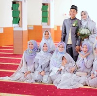 Putri Aa Gym, Ghaida Tsuraya termasuk desainer yang sering membuat busana bridesmaid syari. Di pernikahan sepupunya ini, Ghaida dan keluarganya kompak mengenakan dress syari dengan hijab segi empat motif berbahan organza. Foto: Instagram/GhaidaTsuraya