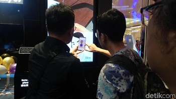 Fitur yang diadu adalah slow motion dan AR Emoji yang ada di Galaxy S9. Foto: detikINET/Moch Prima Fauzi
