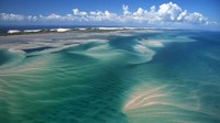 Kepulauan Bazaruto, gugusan pulau yang cantik di Mozambik sebelah tenggara Afrika. Kepulauan tak berpenghuni, berpasir putih dan lautan bersih. Digadang-gadang mampu menandingi keindahan Maldives (BBC)
