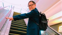 Saat mengunjungi Shenzhen, Akio terlihat nyantai dengan celana jeans, sepatu kets, dan ransel. Dia sepertinya tengah berada di sebuah pusat perbelanjaan di Shenzhen. Foto: Instagram/Akio Toyoda
