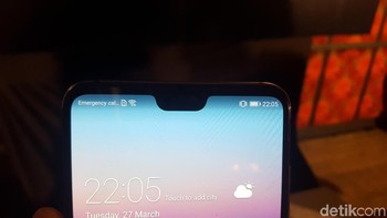 Huawei memilih untuk membuatnya lebih lebar agar dapat menampilkan lebih banyak notifikasi. (Foto: detikINET/Muhamad Imron Rosyadi)