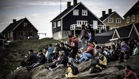 Stadion Tasiilaq pun sebenarnya bukan stadion-stadion sepakbola yang biasa kita lihat. Hanya berupa lapangan saja dengan gawang, para penonton pun bisa menyaksikan pertandingan dengan duduk-duduk di pinggir lapangan (Visit Greenland)