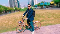 Akio Toyoda mengunggah foto-foto saat dia sedang berada di Shenzhen, China. Akio terlihat tidak sedang mengendarai mobil tapi sepeda. Foto: Instagram/Akio Toyoda