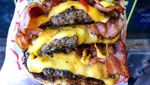 Asyiknya Menikmati Burger dan Bir Dingin di Bekas Gerbong Kereta Api Artistik Ini