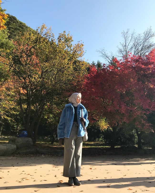 Satu lagi tas keluaran Christian Dior yang dimiliki Laudya Cynthia Bella. Bintang sinetron Surga yang Tak Dirindukan itu terlihat memakai tas Lady Dior mini saat liburan ke Korea Selatan. Tas yang meski berukuran kecil itu harganya mencapai 2.800 Euoro atau sekitar Rp 48 juta. Foto: Dok. Instagram Laudya Cynthia Bella