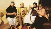 Yulia juga terlihat akrab dengan ustad Derry Sulaiman, sahabat Opick. (Dok. Instagram/yuliast_mochamad)