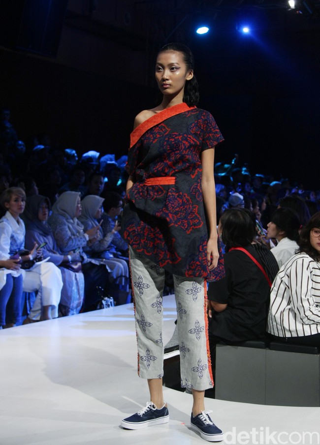 Fashion show koleksi Rama Dauhan x Alleira Batik di Plaza Indonesia Fashion Week 2018, Jumat [23/3/2018]. Foto: Mohammad Abduh/Wolipop