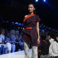 Fashion show koleksi Rama Dauhan x Alleira Batik di Plaza Indonesia Fashion Week 2018, Jumat [23/3/2018]. Foto: Mohammad Abduh/Wolipop