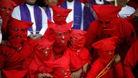 Di Texistepeque, El Salvador, warga mengenakan kostum iblis berwarna merah saat melakukan tradisi Los Talciguines yang merupakan bagian dari pekan suci. REUTERS/Jose Cabezas.