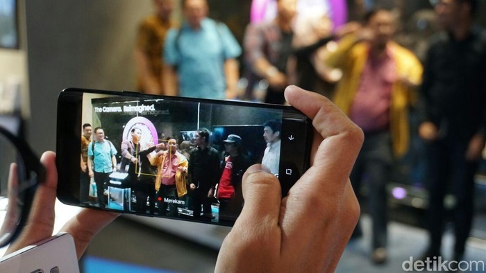 Memakai smartphone. Foto: detikINET/Achmad Rouzni Noor II Memakai smartphone. Foto: detikINET/Achmad Rouzni Noor II