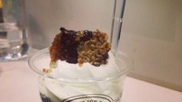 Ternyata es krim jadi menu dessert favorit suami Dian Sastro. Tapi es krim ini berbeda, karena dibuat dengan susu organik yang diberi topping madu.Foto: Instagram @maulanaindraguna