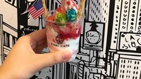 Menu menggemaskan ini namanya Air Ballon Ice Cream. Es krim dengan saus strawberry, popcorn manis, pocky, dan cotton candy berwarna pink. Bikin sayang untuk dimakan, ya! Foto: Instagram