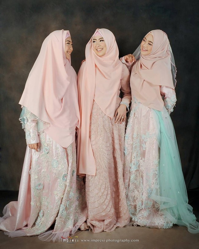 Untuk tampil istimewa, pilih bahan lace atau brukat sebagai detail manis gaun yang dikenakan. Agar tampil berbeda, buat pashmina sifon berukuran sangat lebar dan biarkan menjuntai seperti penampilan Shindy, adik Oki Setiana Dewi ini. Foto: Impresi Fotografi