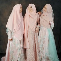 Untuk tampil istimewa, pilih bahan lace atau brukat sebagai detail manis gaun yang dikenakan. Agar tampil berbeda, buat pashmina sifon berukuran sangat lebar dan biarkan menjuntai seperti penampilan Shindy, adik Oki Setiana Dewi ini. Foto: Impresi Fotografi