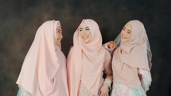 Inspirasi Baju Bridesmaid Syari ala Oki Setiana Dewi hingga Zaskia Sungkar