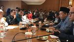Mau Tahu Gimana Gaya Makan Wakil Ketua DPR Fahri Hamzah? Lihat di 10 Foto Ini