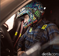 Menjajal Pista, Rossi mengenakan helm khasnya
