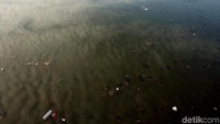Terbukti, Danau Sunter dipenuhi sampah yang berserakan.