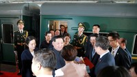Kim Jong Un ke China dengan menaiki kereta tua warna hijau. Kereta itu mirip dengan kereta yang pernah dipakai pemimpin Korut sebelumnya, Kim Jong-Il, saat melakukan kunjungan ke luar negeri.