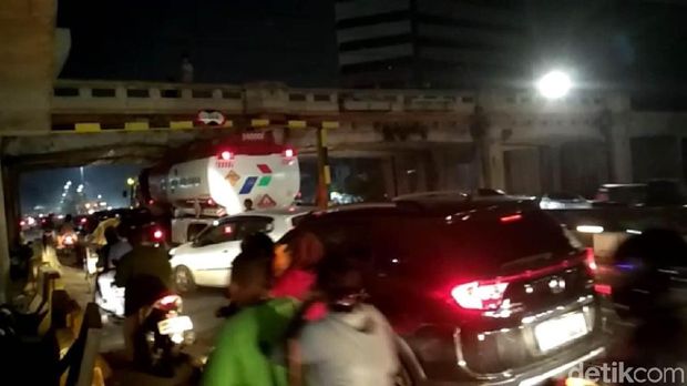 Kondisi ini menyebabkan terjadinya kemacetan