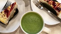 Masih di Singapura, Gina memilih cake dan secangkir matcha latte untuk menemani ngemil sorenya. Kalu latte yang satunya, tentu punya Rizky Kinos. Foto: Instagram @missnyctagina