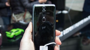 Smartphone ini mengusung tiga kamera belakang buatan Leica, sama seperti yang dimiliki oleh Huawei P20 Pro. (Foto: pocket-lint)
