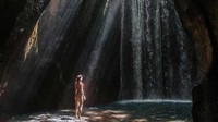 Ini saat Sara Underwood asyik berfoto di Air Terjun Tukad Cepung. Air terjun ini cantik, tapi agak tersembunyi di balik tebing-tebing batu. (Sara Underwood/Instagram)