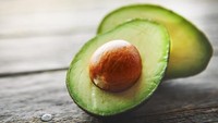 Kalau ingin alpukat tetap berwarna hijau cerah, manfaatkan irisan bawang merah. Taruh beberapa iris bawang merah untuk menjaga alpukat terhindar dari proses oksidasi. Foto: Istock