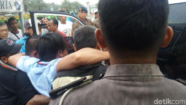 Salah seorang massa sempat sakit dan dievakuasi dengan mobiil polisi
