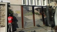 Penyitaan juga dilakukan di tempat lain yakni Perumahan Permata Mutiara di Jalan Daeng Tata yang harganya ditaksir Rp 2 miliar.