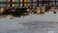 Tingkat kesadaran masyarakat untuk tidak membuang sampah di sungai masih relatif rendah.